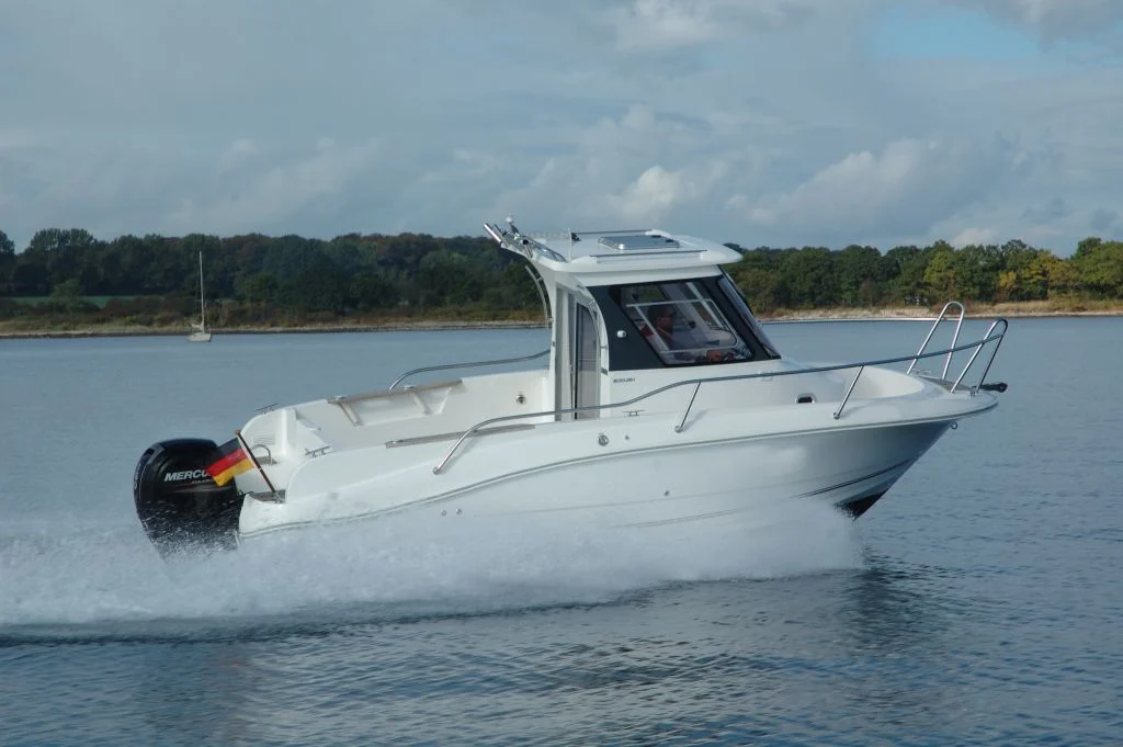 Mazury 670 pilothouse